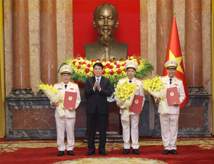 Chủ tịch nước Lương Cường trao quyết định thăng cấp bậc hàm từ Trung tướng lên Thượng tướng với 3 Thứ trưởng Bộ Công an Nguyễn Văn Long, Thứ trưởng Lê Văn Tuyến và Thứ trưởng Lê Tấn Tới (lần lượt từ trái qua). Ảnh: Nguyễn Ngọc