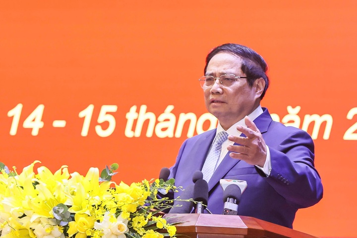 Thủ tướng Phạm Minh Chính phát biểu tại Hội nghị trực tuyến tập huấn chuyên môn, nghiệp vụ liên quan đến công tác tổ chức xây dựng Đảng, quản lý nhà nước, tổ chức và hoạt động của Mặt trận Tổ quốc, các đoàn thể chính trị ở cấp xã (mới). Ảnh: VGP/Nhật Bắc