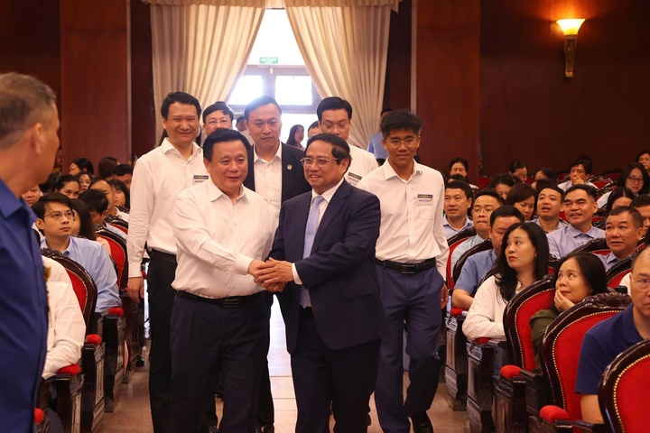 Thủ tướng Chính phủ Phạm Minh Chính tới dự Hội nghị toàn quốc tập huấn về tổ chức và hoạt động của tổ chức Đảng, chính quyền, Mặt trận Tổ quốc, các đoàn thể chính trị ở cấp xã (mới). Ảnh: VGP/Nguyễn Hoàng