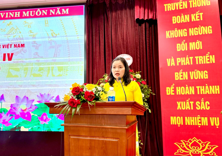 Đồng chí Lê Thị Đức – Phó Bí thư Đảng ủy Cơ quan Công đoàn Công Thương Việt Nam trình báo báo cáo tại Đại hội. Ảnh: Đ.N