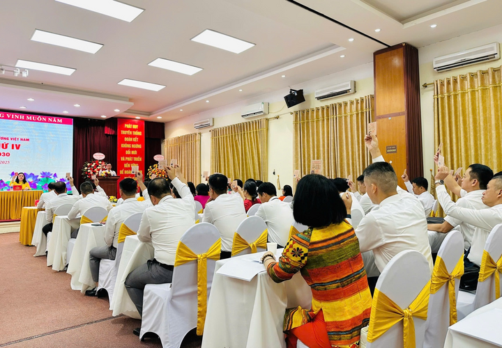 Các đại biểu biểu quyết tại Đại hội. Ảnh: Đ.N