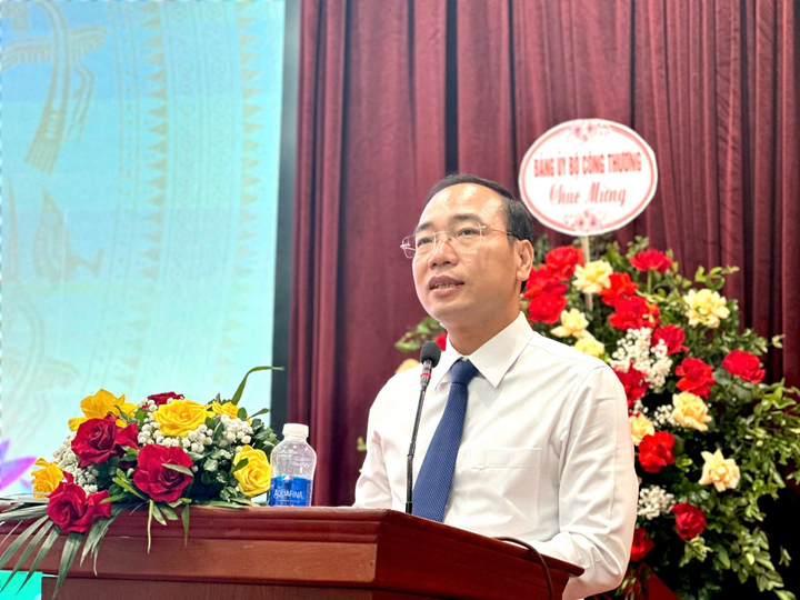 Đồng chí Trần Quang Huy - Ủy viên Ban Thường vụ, Trưởng ban Tổ chức Đảng ủy Bộ Công Thương phát biểu chỉ đạo tại đại hội. Ảnh: Đ.N