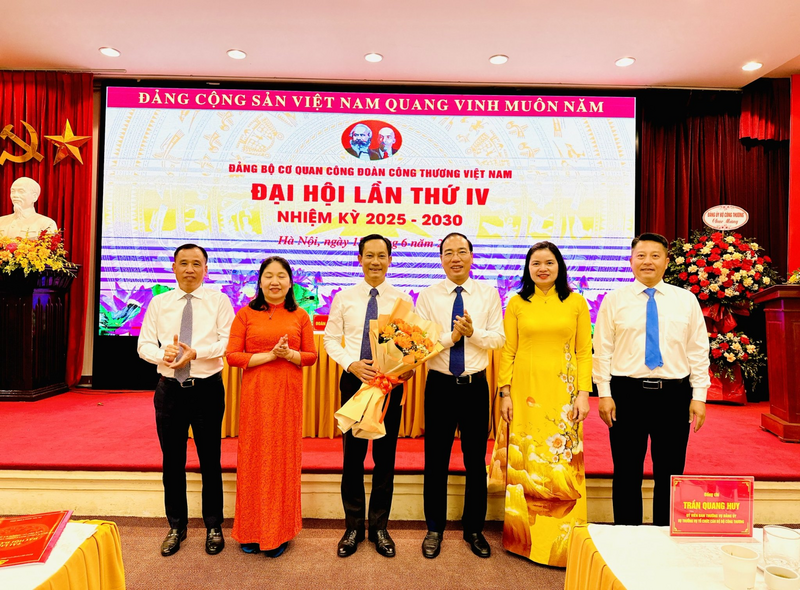 Ban Chấp hành Đảng bộ Cơ quan Công đoàn Công Thương Việt Nam nhiệm kỳ 2025-2030 ra mắt. Ảnh: Đ.N