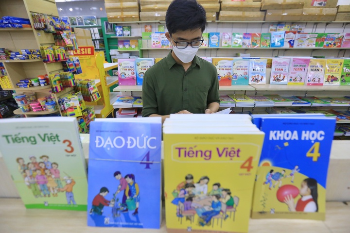Năm học 2025 - 2026 ngành Giáo dục tiếp tục giảng dạy sách giáo khoa cũ, nhưng sẽ điều chỉnh bài học theo thực tiễn chính quyền hai cấp. Ảnh: Tuấn Minh