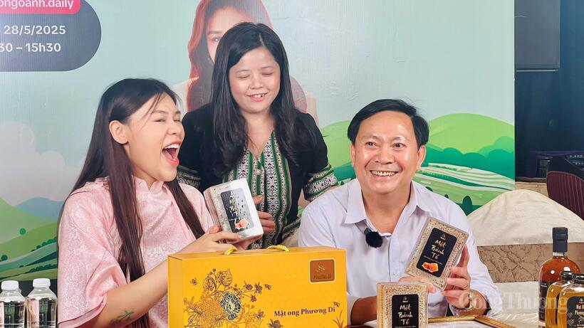 Giám đốc Sở Công Thương Gia Lai Phạm Văn Binh đồng hành cùng doanh nghiệp livestream bán nông sản địa phương
