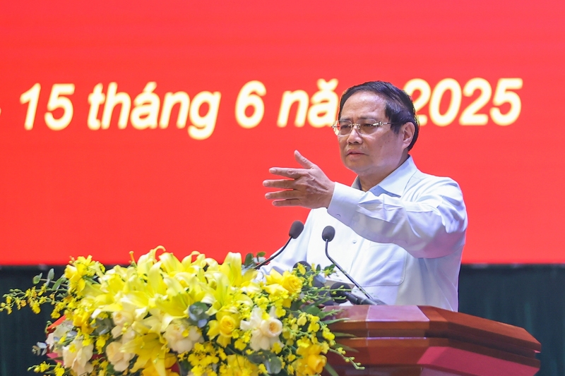 Thủ tướng Phạm Minh Chính nhấn mạnh, 63 tỉnh, thành, hay 34 tỉnh, thành cũng là đất nước, là quê hương, phải thay đổi tư duy, xóa bỏ định kiến để tất cả vì sự phát triển chung. Ảnh: VGP/Nhật Bắc