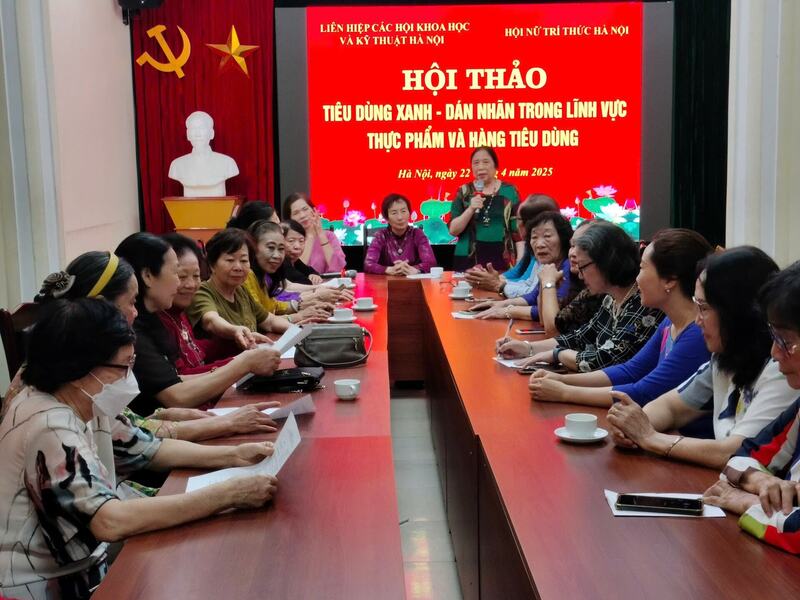 Một hội thảo được Liên hiệp các hội khoa học và kỹ thuật Hà Nội cùng Hội nữ trí thức Hà Nội tổ chức với chủ đề tiêu dùng xanh. Ảnh: HN