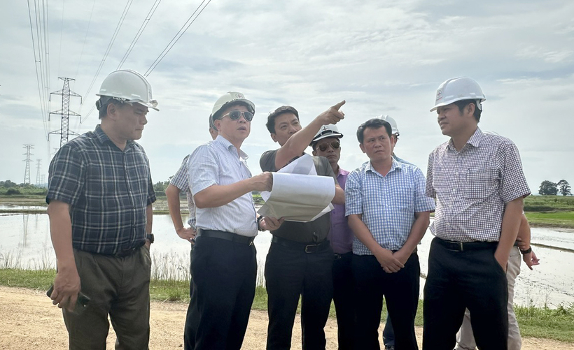 Tổng giám đốc EVNNPT Phạm Lê Phú và đoàn công tác kiểm tra, nghe báo cáo tiến độ triển khai cụm Dự án đường dây 220kV Tương Dương – Đô Lương – Nam Cấm.