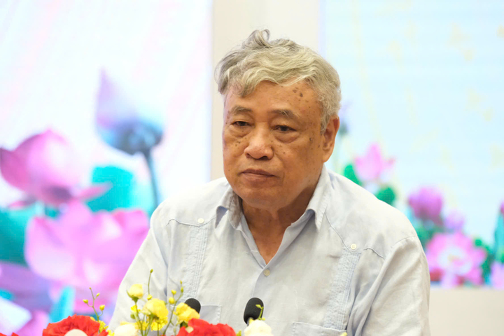 Nhà báo Trần Mai Hưởng nghẹn ngào kể về ký ức cầm bút thời bom đạn. Ảnh: Lê An