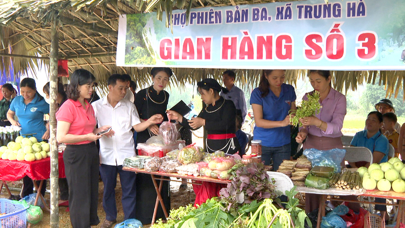 Chợ Trung Hà là một trong những chợ được đầu tư xây dựng (Ảnh: Quang Huy)