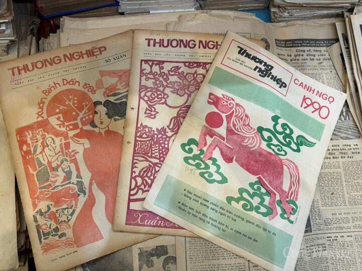 Những tờ báo Thương nghiệp (tiền thân của Báo Công Thương) trong bộ sưu tập của ông Nguyễn Phi Dũng.
