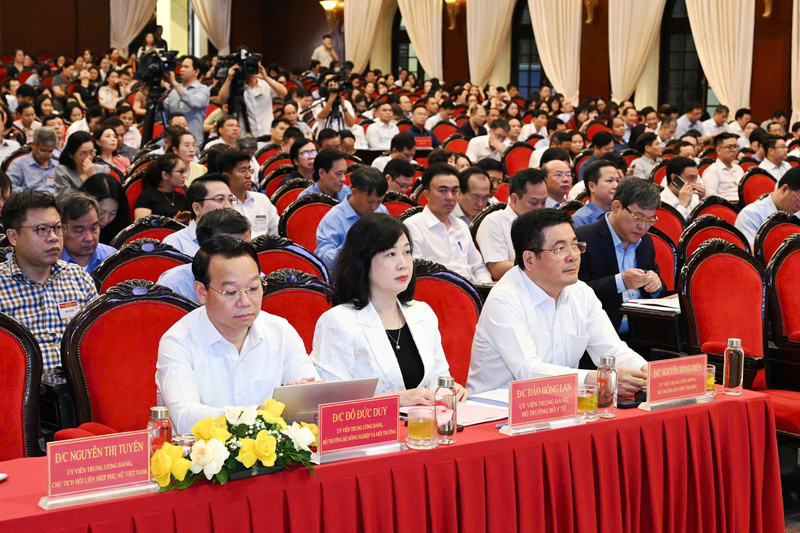 Bộ trưởng Bộ Công Thương Nguyễn Hồng Diên, Bộ trưởng Bộ Y tế Đào Hồng Lan, Bộ trưởng Bộ Nông nghiệp và Môi trường Đỗ Đức Duy (từ trái sang phải) tham dự Hội nghị