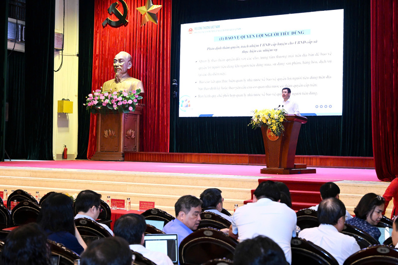 Trong ngày làm việc thứ hai của Hội nghị, Bộ trưởng Bộ Công Thương Nguyễn Hồng Diên đã có báo cáo chuyên đề về các nội dung cơ bản về thực hiện phân cấp, phân quyền, phân định thẩm quyền về công thương khi thực hiện chính quyền địa phương 2 cấp
