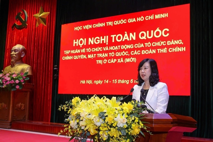 Bộ trưởng Bộ Y tế Đào Hồng Lan báo cáo tại Hội nghị tập huấn ngày 15/6. Ảnh: VGP