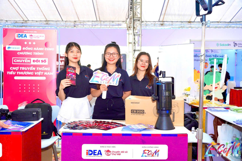 Mô hình chợ truyền thống được tái hiện trong một không gian hiện đại, kết hợp hài hòa giữa bản sắc văn hóa Nam Bộ. Ảnh: Cục Thương mại điện tử và Kinh tế số