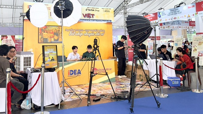 Điểm nhấn nổi bật tại gian hàng là các phiên Mega Livestream quảng bá sản phẩm hàng Việt. Ảnh: Cục Thương mại điện tử và Kinh tế số