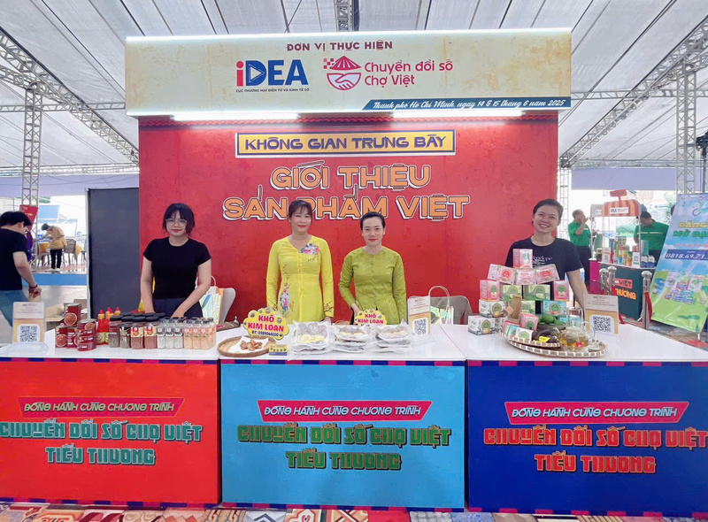 Cục Thương mại điện tử và Kinh tế số phối hợp với nhiều đơn vị công nghệ và tài chính tổ chức trưng bày, tư vấn và tặng gói hỗ trợ thiết thực cho tiểu thương, hộ kinh doanh. Ảnh: Cục Thương mại điện tử và Kinh tế số