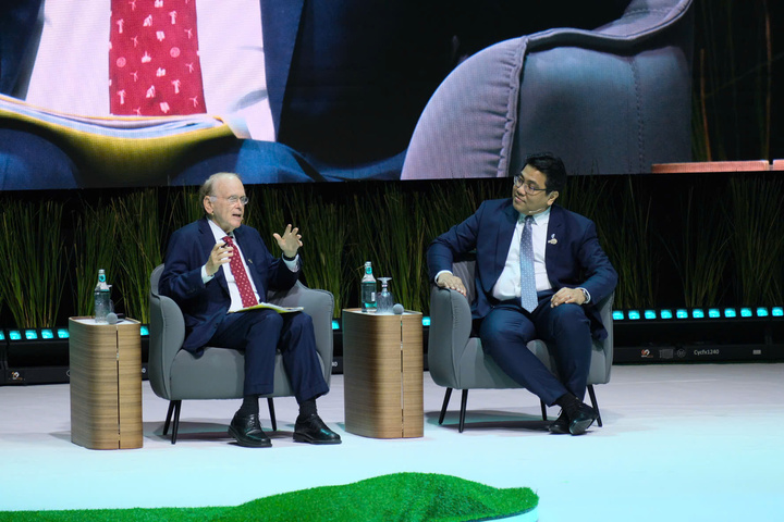 Ông Tan Sri Tengku Muhammad Taufik, Chủ tịch kiêm CEO Tập đoàn Petronas (phải) và Tiến sĩ Daniel Yergin, Phó Chủ tịch S&P Global (trái). Ảnh: Lê An