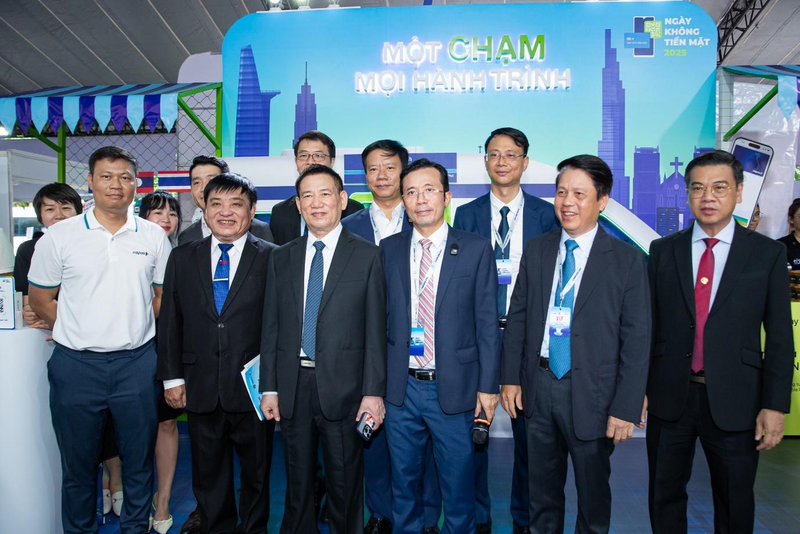 Phó Thủ tướng Hồ Đức Phớc đến tham quan và trải nghiệm gian hàng NAPAS