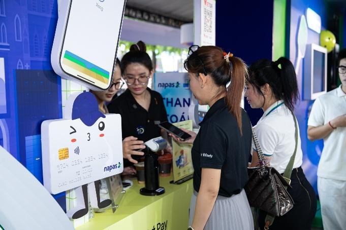 Lãnh đạo TP.HCM háo hứng check-in cùng gian hàng NAPAS