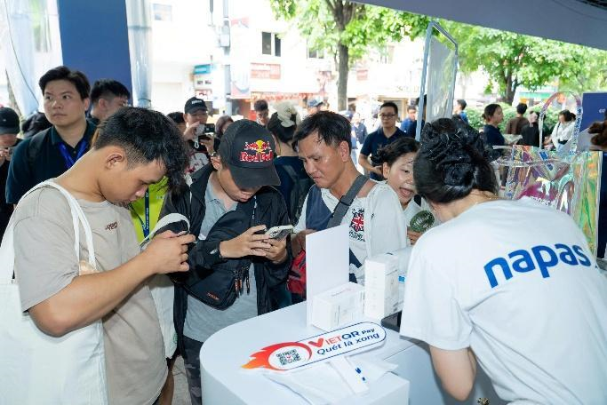Nhiều khách hàng thích thú tham quan, trải nghiệm các hoạt động tại gian hàng NAPAS.