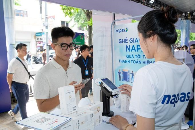 Khách hàng được hướng dẫn thanh toán thẻ NAPAS trên Apple Pay và dịch vụ thanh toán VietQRPay ngay trên chính chiếc điện thoại của mình.