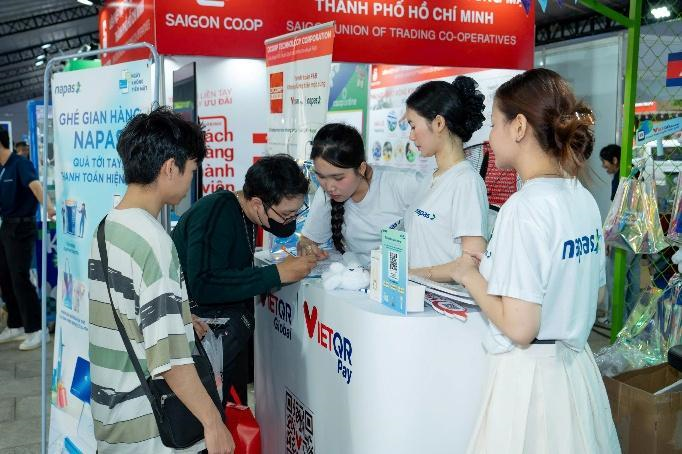Các bạn trẻ thích thú với những phương thức thanh toán số tiện lợi.