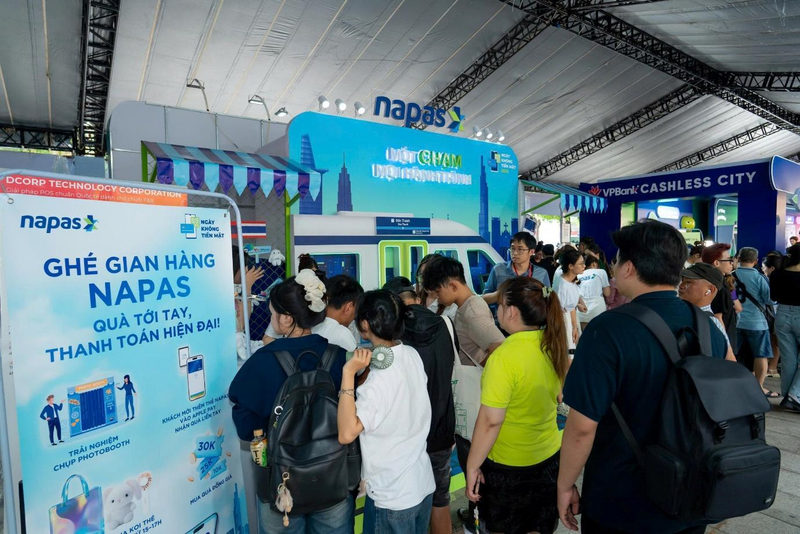 Khung giờ vàng luôn đông nghẹt người xếp hàng dài để trải nghiệm thanh toán, nhận những món quà vô cùng thiết thực từ NAPAS.