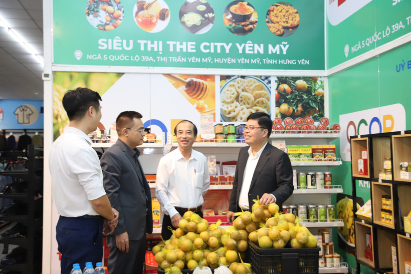 Công tác xúc tiến thương mại trở thành một mũi nhọn chiến lược, một "chìa khóa vàng" mở ra cơ hội thị trường cho hàng trăm sản phẩm OCOP của tỉnh Hưng Yên. Ảnh: Hoa Phương