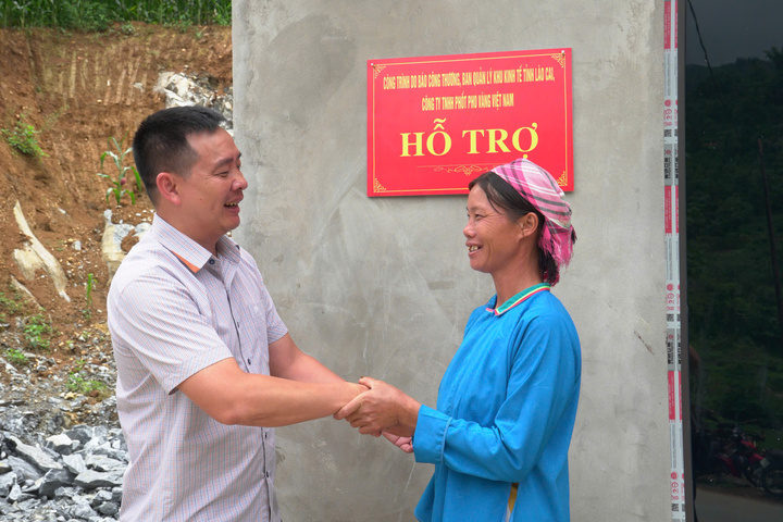 Đại diện Báo Công Thương và bà Vàng Thị Chỉm tại lễ khánh thành, bên căn nhà tình nghĩa vừa được hoàn thiện tại xã Nàn Sán, huyện Si Ma Cai, tỉnh Lào Cai. Ảnh: Thái Mạnh