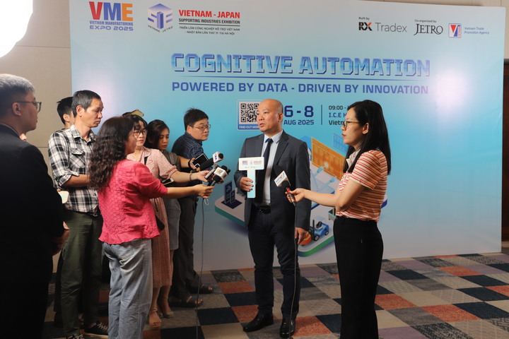 Các phóng viên cơ quan báo chí phỏng vấn ông Vũ Bá Phú - Cục trưởng Cục Xúc tiến thương mại, Bộ Công Thương. Ảnh: Hoa Quỳnh