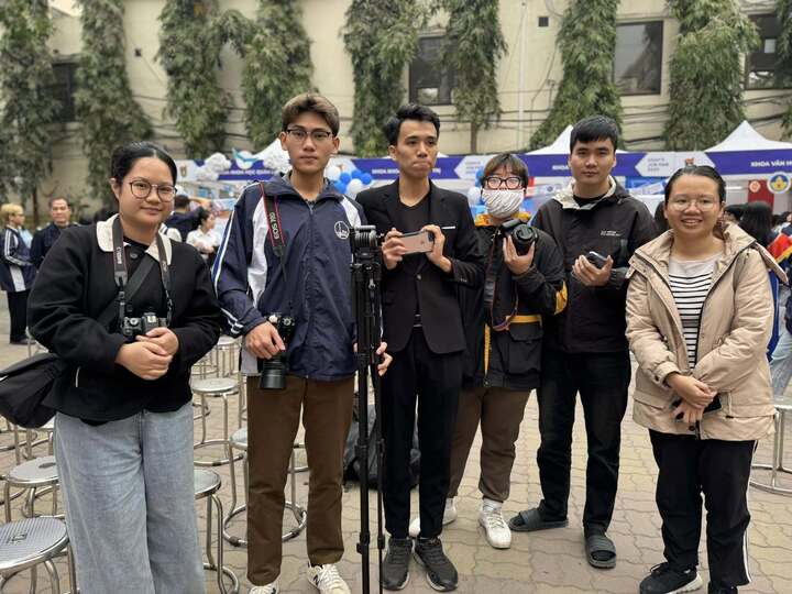 Sinh viên Viện Đào tạo Báo chí và Truyền thông trong quá trình tác nghiệp. Ảnh: USSH
