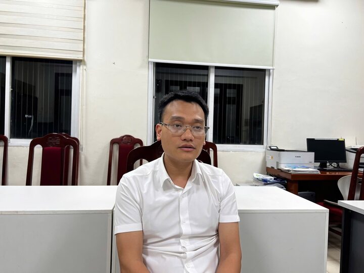 Bắt tạm giam đối tượng Phạm Đình Tuấn, Phó Chủ tịch UBND thị trấn Chúc Sơn (huyện Chương Mỹ, TP Hà Nội) để điều tra về hành vi sản xuất hàng giả là cồn y tế. Ảnh: Đức Tâm