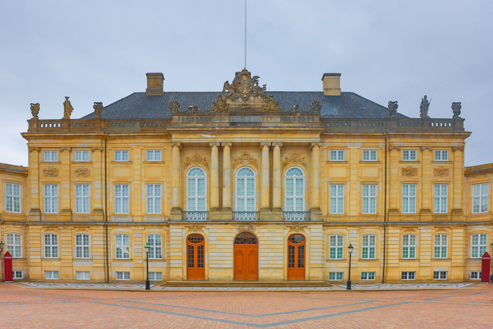 Cung điện Amalienborg - nơi ở chính thức của Hoàng gia Đan Mạch, nổi bật với kiến trúc Baroque cổ kính và nghi thức đổi gác thu hút du khách mỗi ngày