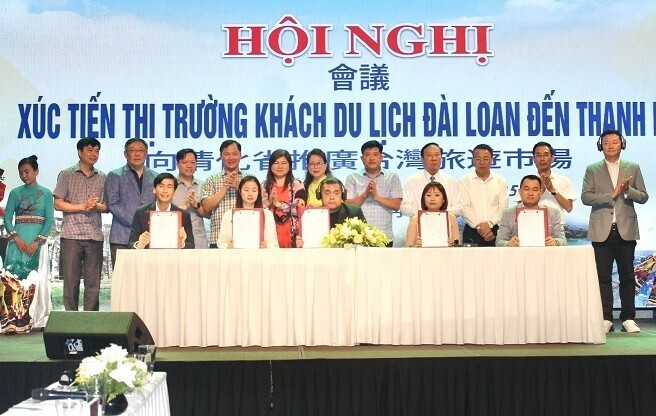 Đại diện doanh nghiệp du lịch Thanh Hóa - Đài Loan ký kết biên bản ghi nhớ hợp tác. Ảnh: Hoài Anh