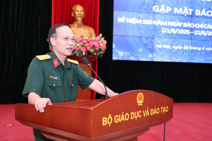 Đại tá Lê Ngọc Long, Phó Tổng biên tập Báo Quân đội nhân dân phát biểu. Ảnh: Trần Hiệp