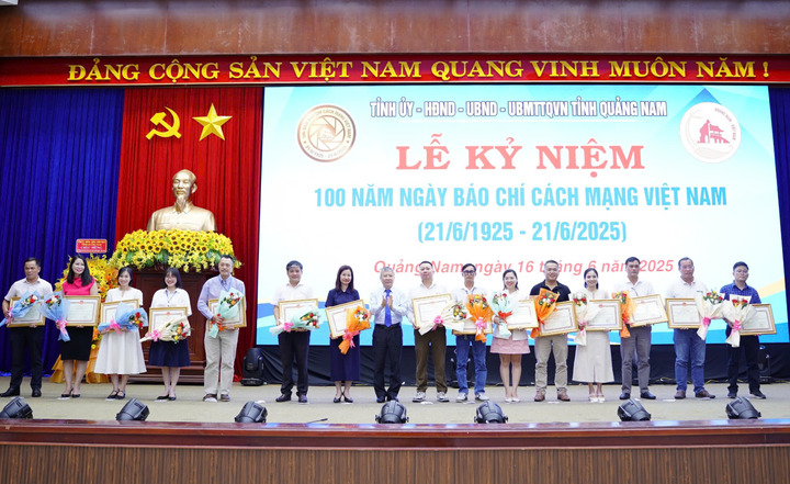 Các tập thể là các văn phòng đại diện cơ quan thông tấn báo chí nhận Bằng khen của Chủ tịch UBND tỉnh Quảng Nam. Ảnh: Vũ Lê