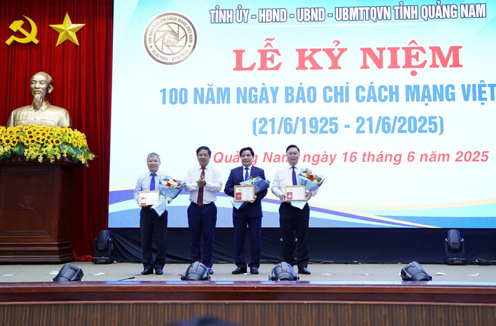 Lãnh đạo tỉnh Quảng Nam nhận kỷ niệm chương vì sự nghiệp báo chí. Ảnh: Vũ Lê