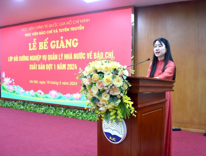 PGS.TS Đinh Thị Thu Hằng tại lễ bế giảng lớp bồi dưỡng nghiệp vụ quản lý nhà nước về báo chí. Ảnh: Thu Hằng