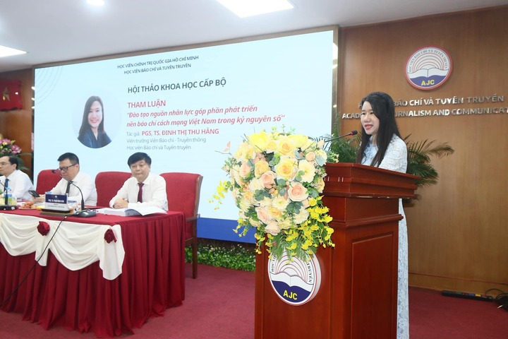 PGS.TS Đinh Thị Thu Hằng -Viện trưởng Viện Báo chí và Truyền thông trình bày tham luận tại hội thảo khoa học. Ảnh: NVCC