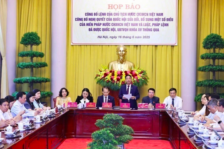 Buổi công bố Lệnh của Chủ tịch nước về Nghị quyết của Quốc hội sửa đổi, bổ sung một số điều của Hiến pháp. (Ảnh: Minh Đức/TTXVN)
