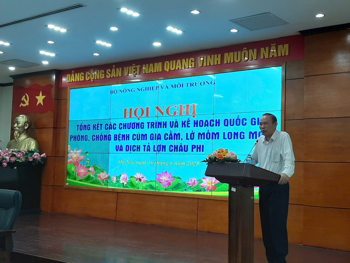 Thứ trưởng Bộ Nông nghiệp và Môi trường Phùng Đức Tiến phát biểu tại hội nghị.
