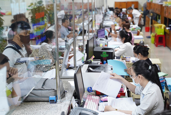 Người dân làm thủ tục hành chính tại trung tâm phục vụ hành chính công. Ảnh minh họa