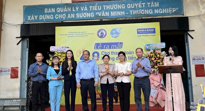 Lãnh đạo Quận 12 phối hợp cùng Ban quản lý chợ An Sương tổ chức lễ ra mắt mô hình “Chợ 4.0”. Ảnh: Hồng Hạnh