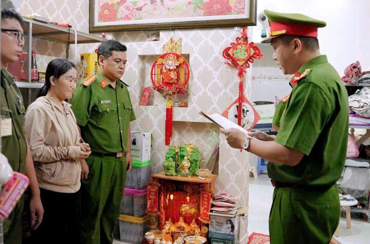 Cơ quan công an đọc lệnh khởi tố bị can, lệnh bắt tạm giam đối với bà Thu. Ảnh: Cơ quan chức năng cung cấp