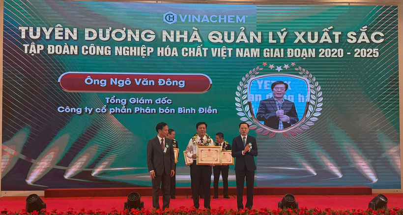 Ông Ngô Văn Đông - Tổng Giám đốc Công ty cổ phần phân bón Bình Điền được vinh danh là Nhà quản lý xuất sắc Tập đoàn Công nghiệp Hóa chất Việt Nam giai đoạn 2020-2025 nhằm ghi nhận những thành tích đóng góp to lớn của ông trong việc dẫn dắt Bình Điền phát triển bền vững. Ảnh: Công ty cung cấp
