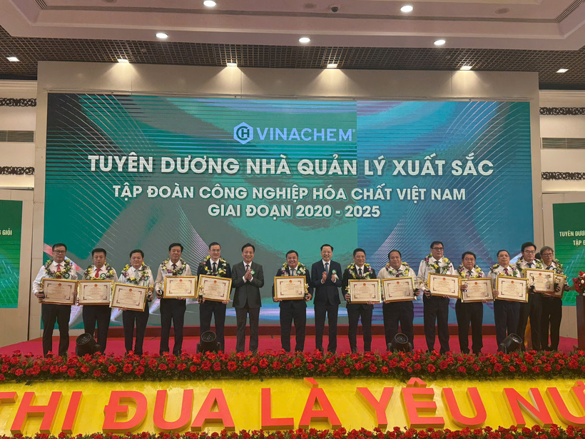 Những nhà lãnh đạo các công ty thành viên Tập đoàn Hóa chất Việt Nam được vinh danh tại Đại hội. Ảnh: Công ty cung cấp