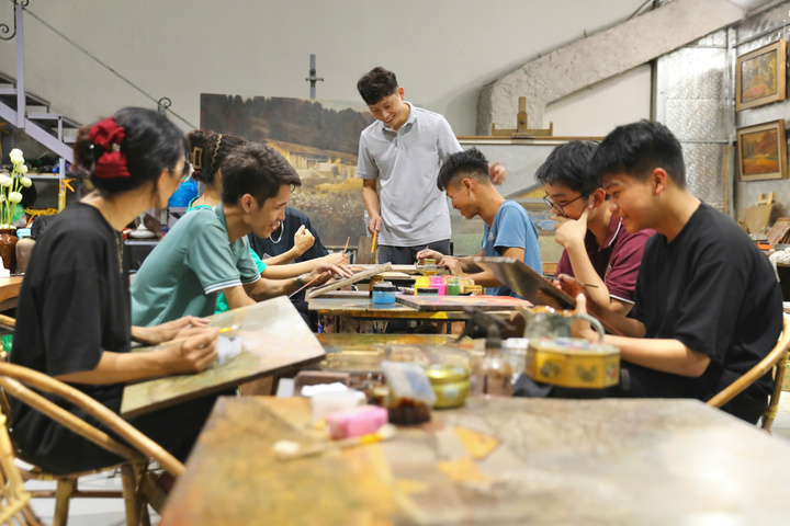 Ở xưởng CKT, âm thanh chủ đạo là tiếng chổi cọ lướt nhẹ trên mặt gỗ, là tiếng trao đổi nhỏ nhẹ giữa thầy và trò.