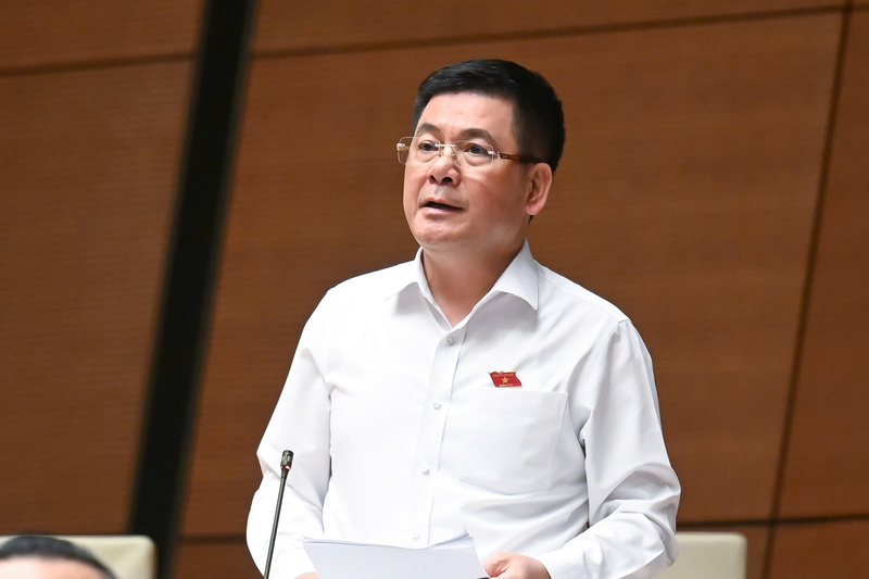 Bộ trưởng Nguyễn Hồng Diên phát biểu giải trình, làm rõ các ý kiến đại biểu Quốc hội liên quan tới ngành Công Thương. Ảnh: VPQH
