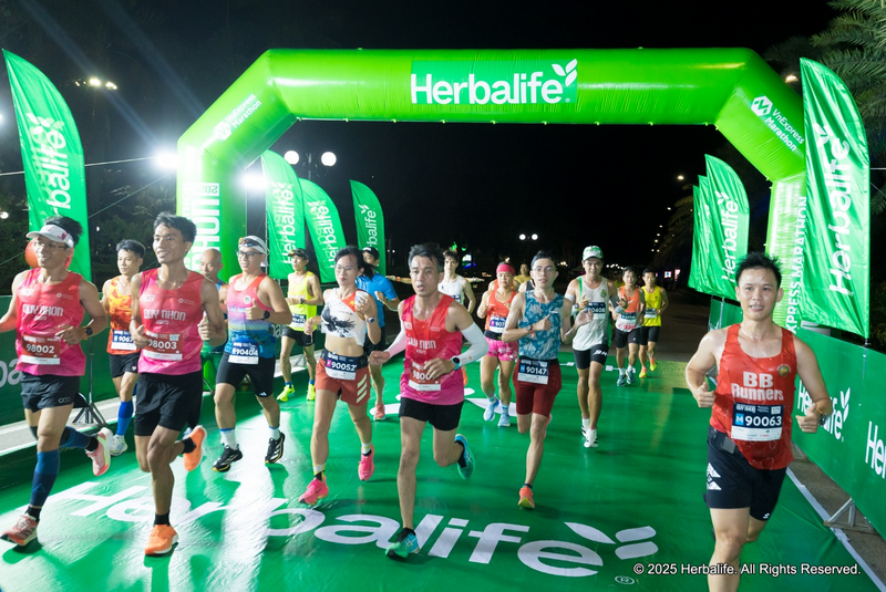 Các VĐV & thành Viên Herbalife đang chạy với tinh thần nhiệt huyết cao trên cung đường tại Quy Nhơn.